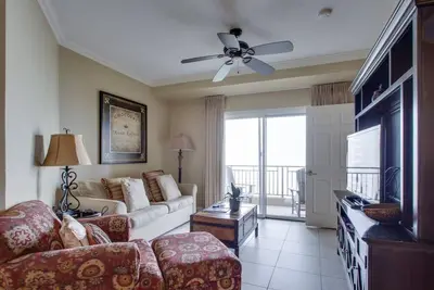 Image de Condo en bord de mer récemment mis à jour avec balcon et une belle vue sur le golfe!
