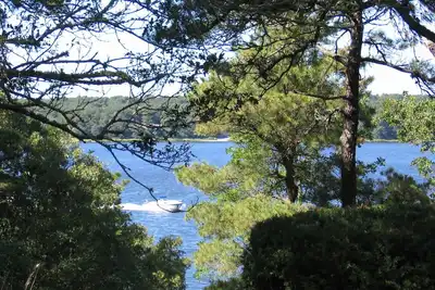 Image de Belle propriété au bord de l'eau avec plage privée, quai et fabuleuse vue sur l'eau