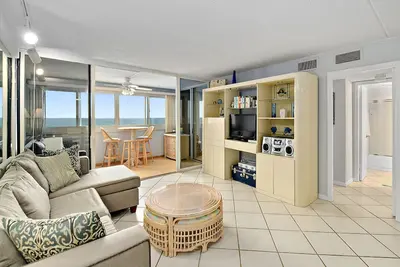 Image de Magnifique condo de 2 chambres en bord de mer avec piscine extérieure et accès WiFi situé en ville et à quelques pas de la plage!