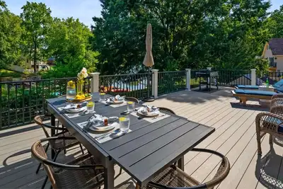 Image de Trendy Lakefront Chalet vient de mettre à jour