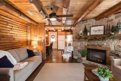 Image de Log Cabin confortable dans les bois surplombant le ruisseau