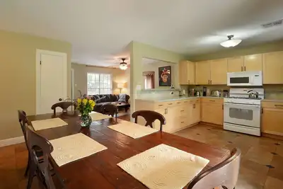 Image de Juste une promenade rapide à Soco, Hip Central Austin Home; Disponibilité automne 2019!