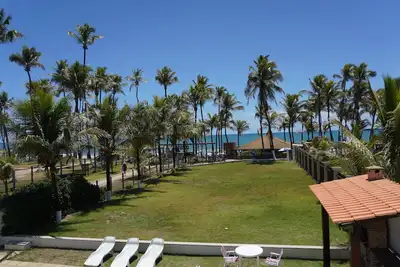 Image de 6 chambres climatisées à Vilas do Atlântico en bord de mer, avec piscine et Wi-Fi