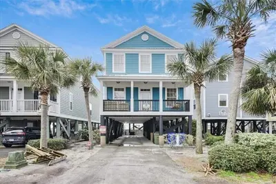 Image de Oceanfront, 5 chambres, 5. 5 salles de bain, piscine privée et accès à la plage, Dog Friendly.