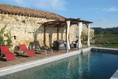 Image de Mas du 14ème siècle, piscine privée, 260 m², déco contemporaine! au calme!