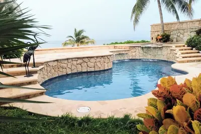 Image de Belle maison de luxe en front de mer avec piscine 5br / 5ba Opt + 1ap