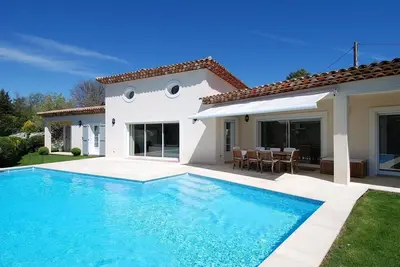 Image de Belle villa de standing avec grande piscine privée