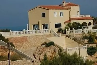 Image de Villa avec piscine privée et une vue imprenable