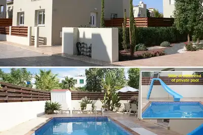 Image de Villa avec toboggan de piscine dans un emplacement fantastique près des plages, Sea Across Road. Wifi