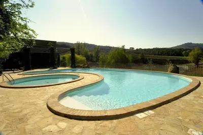 Image de Deux villas et une maisonnette, propriété de 60 ha, piscine, WiFi, A\/C, pêche, vélos