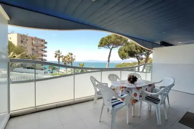 Image de Front De Plage «Les Ones», Wifi Gratuit, Piscine, Parking, Tout Compris