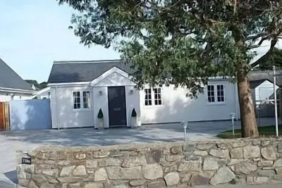 Image de 4 étoiles, Cottage de vacances de luxe avec trois chambres, bain à remous et poêle à bois