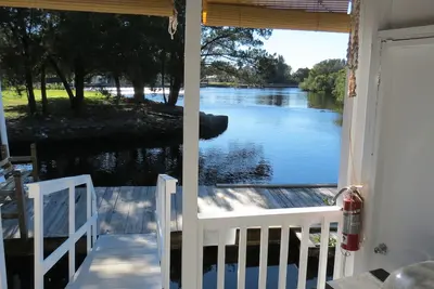 Image de Waterfront Cottage confortable sur Cow Creek Avec Dock, canoë, kayak, pêche