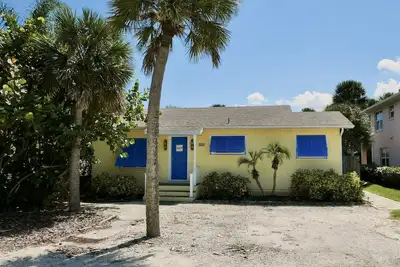 Image de Maison Nsb colorée avec cottage invité en prime! Accès facile à la plage et marchez jusqu'à Flagler!