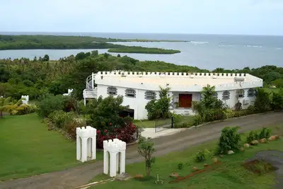 Image de «Château sur la mer»: Villa Exécutive, 3 Br - W \/ Sh. bassin