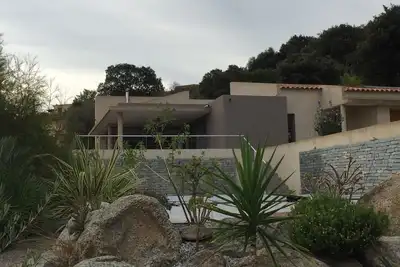 Image de Villa contemporaine, piscine, vue Mer, proche Plage.