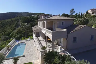 Image de Villa avec piscine vue mer et collines dans parc securise avec tennis 1 km plage