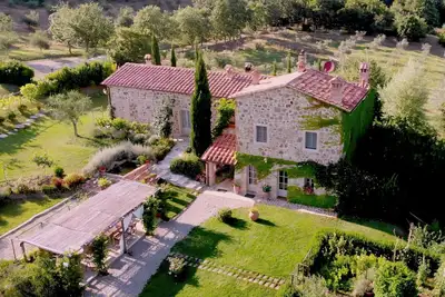 Image de Ancienne tour de garde avec piscine panoramique en Val d'Orcia