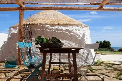 Image de Trulli mer - trulli ancienne restaurée avec soin dans la nature