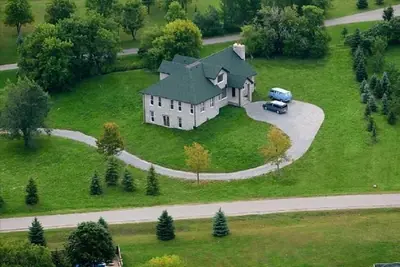 Image de 4000 m² Ft. Maison en pierre à l'anglaise