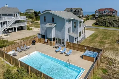 Chambre du juge | 40 m de la plage | Piscine privée, bain à remous