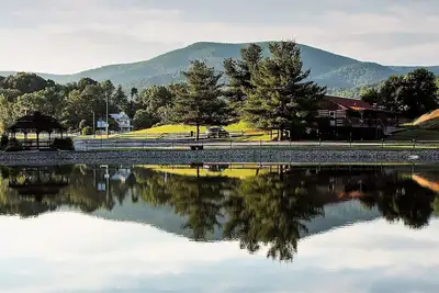 Image de Le prix comprend jusqu'à 4 adultes et 4 enfants bain à remous vue sur la montagne près de Luray Va