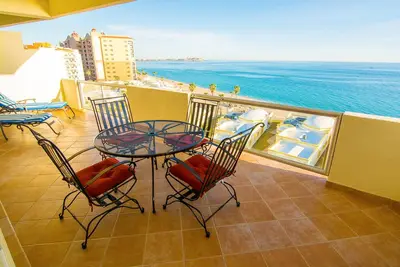 Image de Spectaculaire condo de 2 chambres sur la plage de sable à Las Palmas Resort Grande 604