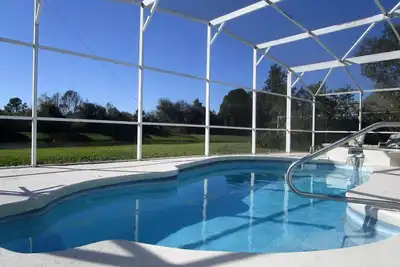 Image de 'Lakeside Haven' Fantastique piscine plein sud, spa et vue imprenable sur le lac.