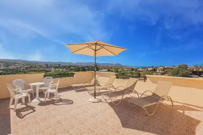 Image de Appartement de luxe (Etage 1), une piscine, d'excellentes vues, par la mer, emplacement central