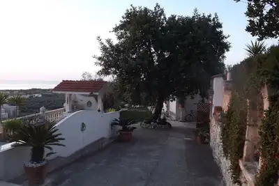 Image de Villa à quinze cents mètres de la mer située sur une colline panoramique