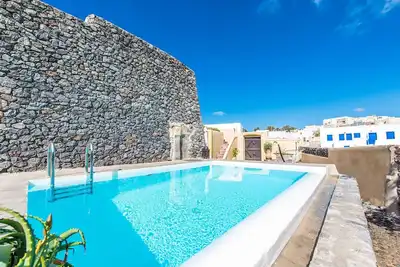 Image de Mansion Kyani avec piscine privée à Megalochori, 3 chambres, 3 salles de bains, 6 lits.