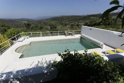 Image de Hébergement élégant avec une vue imprenable, piscine privée, vignoble