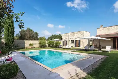 Masseria La Rosa avec piscine à débordement entourée d'oliviers dans les Pouilles