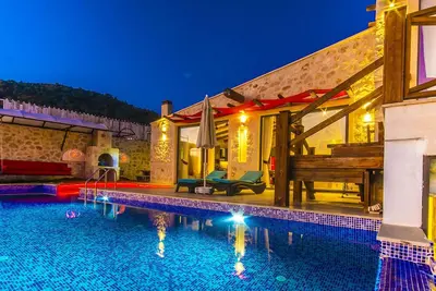 Image de La villa de lune de miel isolée ultime, piscine intérieure et extérieure et jacuzzi