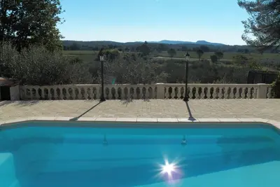 Image de Jolie bastide avec piscine et 4000m2 de terrain au coeur de la Provence