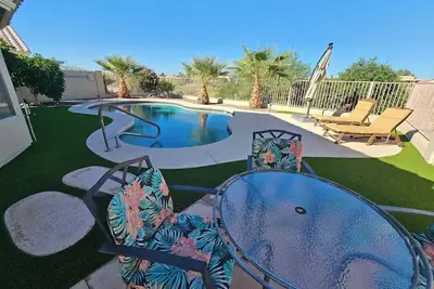 Image de Coyote Lakes Golf Course. Belle maison, piscine, couchers de soleil sur le 3e trou.