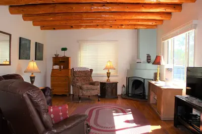 Image de Maison de 3 chambres avec de belles vigies et planchers de bois - 3. 5 miles à Santa Fe Plaza!