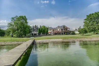 Image de Goose House, magnifique luxe 4 chambres, 3 salles de bain face au lac à la maison!