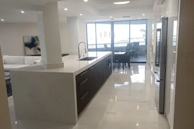 Image de Bel appartement au 12ème étage -situé entre l'océan et l'Intracoastal.