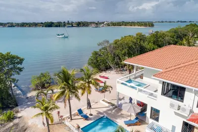 Image de Nouvelle maison haut de gamme sur l'île privée avec 2 piscines privées - 2 min. de Placencia