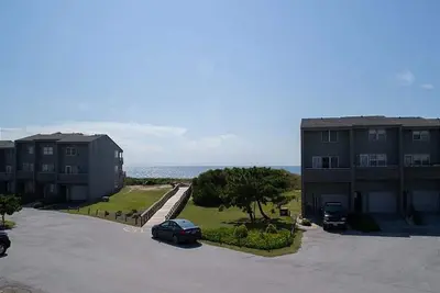 Image de Presque Oceanfront Condo à Tar Landing Villas - Adjacent à Ft Macon State Park