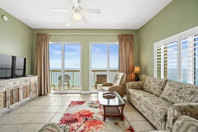 Image de Unité de coin Penthouse @ Calypso Towers. Vues incroyables. Service Plage & Wifi