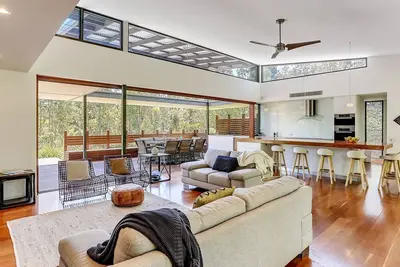 Image de Contemporain conçu maison, tranquille sur une superficie privée avec piscine spa