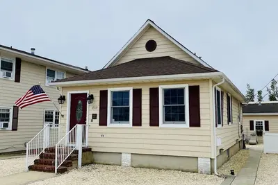 Image de Un pâté de maisons de la magnifique plage de Seaside Park et à quelques pas de Seaside Heights!