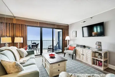 Image de Activites Quotidiennes Gratuites! Unité directe face à la mer et offrant 2 grandes chambres à coucher, une tanière faisant office de 3ème chambre à coucher, 2 salles de bain, cuisine mise à jour