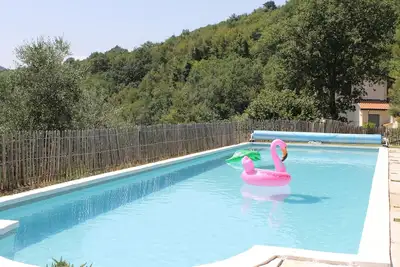 Image de Maison rustique située en campagne avec piscine exclusive enterrée. Jardin spaci
