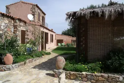 Image de villa sur entu immergée dans le maquis et une large vue sur la mer