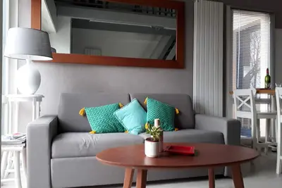Image de Spacious T2 duplex in a wooded residence, 5 minutes from the beach and the center.