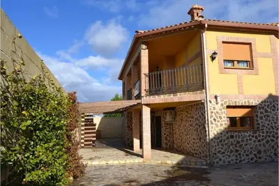 Image de Grande maison avec vue sur la montagne et la ville impériale