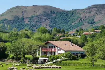 Image de BaskoParadis I Eco-Gite I Lumineux I Lit 160 I Terrasse I Vue panoramique I Ânes